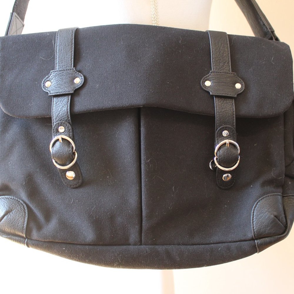 NWT Barnes and Noble "Douglas" Messenger Bag